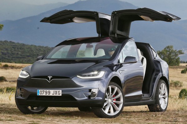 Първият модел е Tesla Model X , нещо като кръстоска между SUV и миниван, който американската компания за електрически автомобили избра за един от своите флагмани преди няколко години. И с основание.

Може да се каже, че това е смартфон на колела, витрина на технологиите. Вътрешното му пространство и ефективност се допълват от неща като врати тип "криле на чайка", или възможността да танцувате на музика, за да... да... се похвалите пред семейството и приятелите си.
